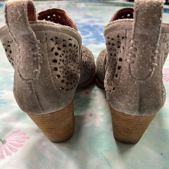 Jeffrey Campbell Rosalee Taupe Gray Perforated Ankle Booties Size 7.5 - Picture 2 of 9
